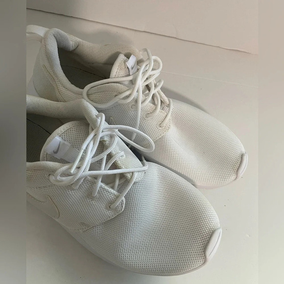 ✅️Nike Women's Roshe Size 7Y - Triple White - Picture 6 of 14